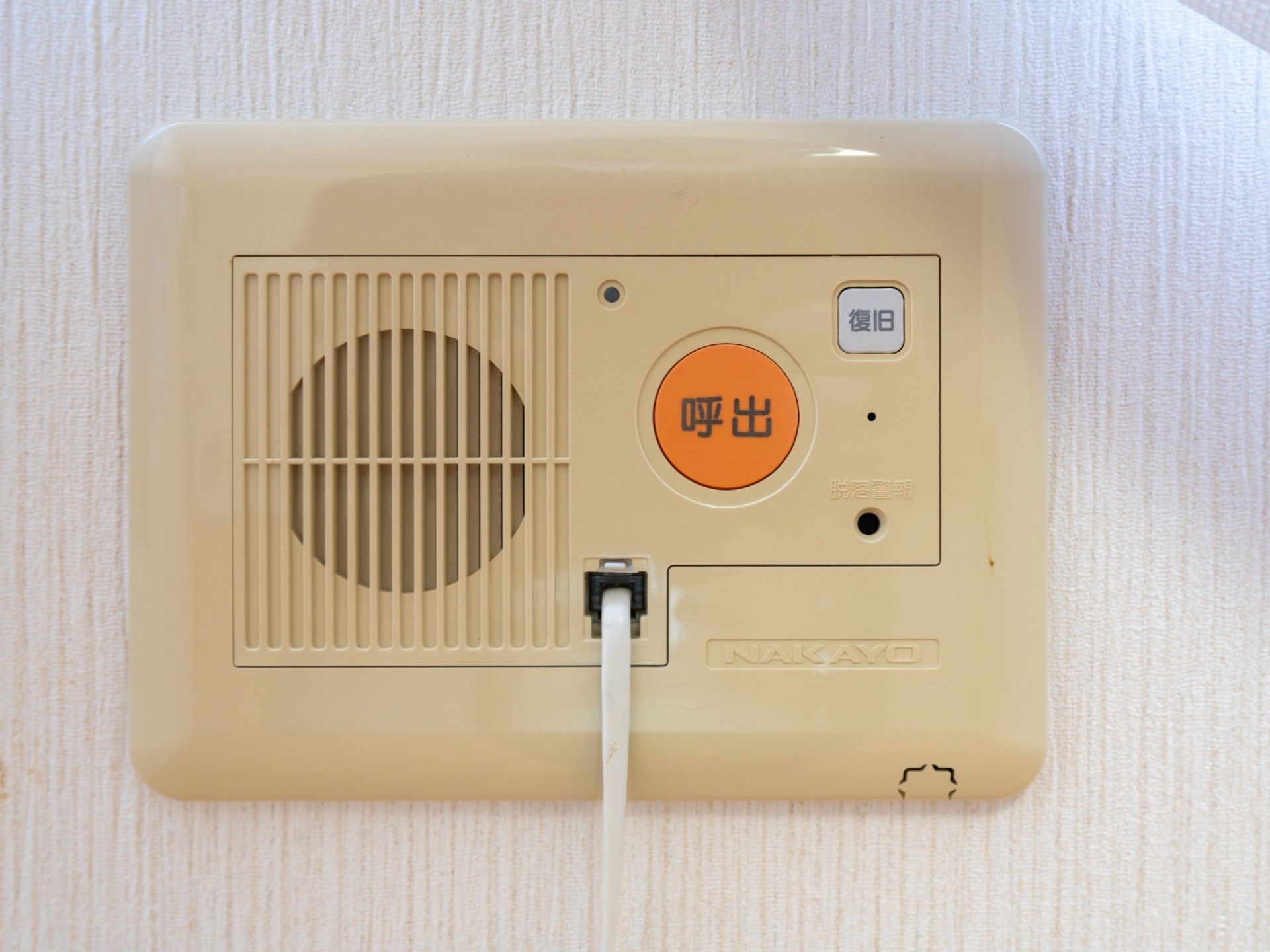 呼び出しボタンの壁面