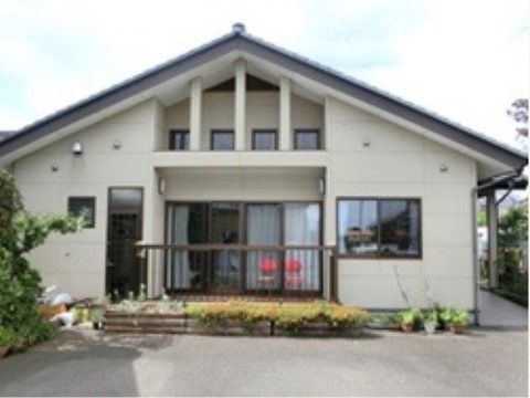 大きな切妻の屋根が印象的な建物である。真正面にはベランダが備え付けられており、部屋から気軽に外へ出られる。