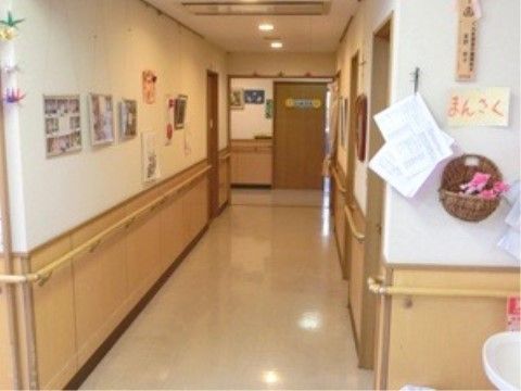 車椅子をご利用の方も、負担を感じない広さを確保している。壁や床の色は明るく、心和む雰囲気が流れている。