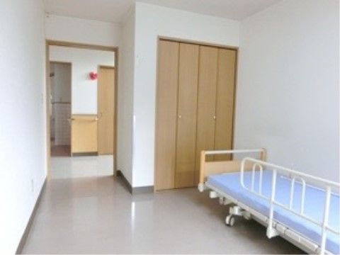 居室はバリアフリー設計で、入居者様の快適な暮らしを実現している。大きなクローゼットを設置しており、衣類や日用品などを収納できる。