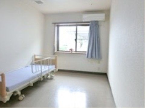 すっきりしたデザインの居室である。エアコンを完備しており、一年を通して快適な空間でお過ごしいただける。