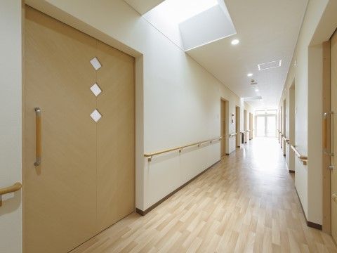 廊下は屋根の明り取りから光が入るため、明るい空間となっている。フローリングの床は幅が広く、また手すりが設置されているので、移動しやすい。