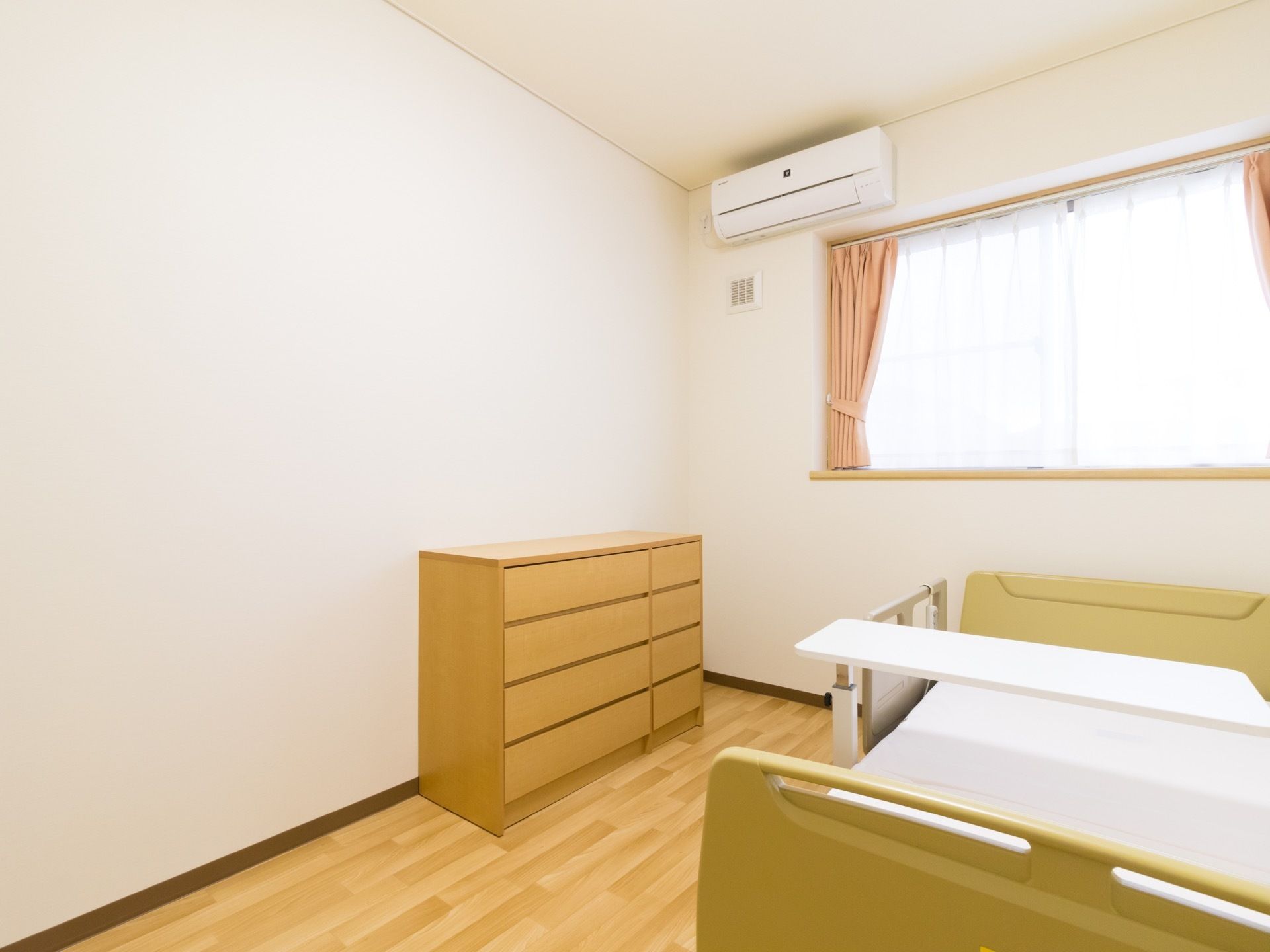 お部屋には換気ができる窓、カーテン、エアコン、チェスト、ベッドが予め用意されているので、大変便利である。
