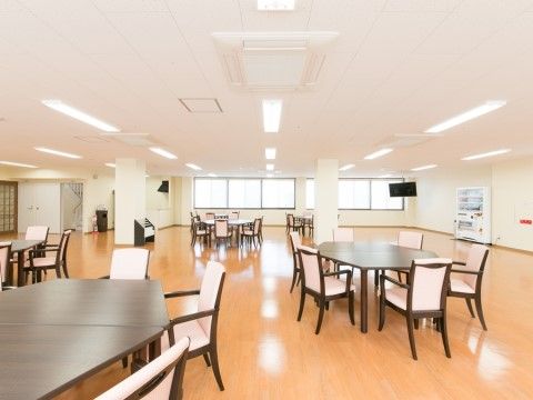 六角形のテーブルに椅子が並べられた、広々としたダイニングルーム