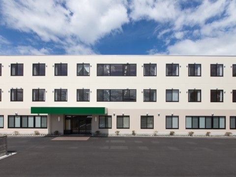 閑静な住宅街に位置する当施設は、24時間365日スタッフが常駐しており安心である。緑豊かな環境で、ゆったりとお過ごしいただける。