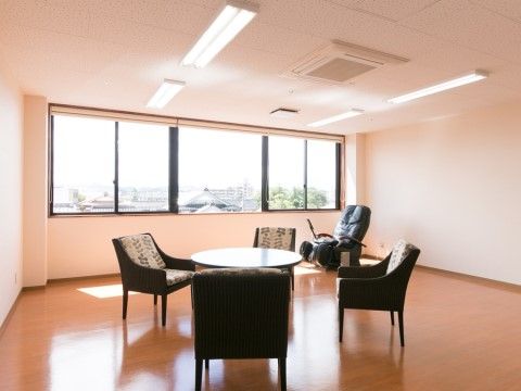 談話室には椅子やテーブルがあり、休憩や談話をお楽しみいただける。マッサージチェアもあるので、疲れた体を癒してくれる。