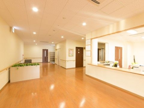 ロビーは明るく広々としており、清潔感がある。スタッフが24時間365日常駐しているので、安心してお過ごしいただける。