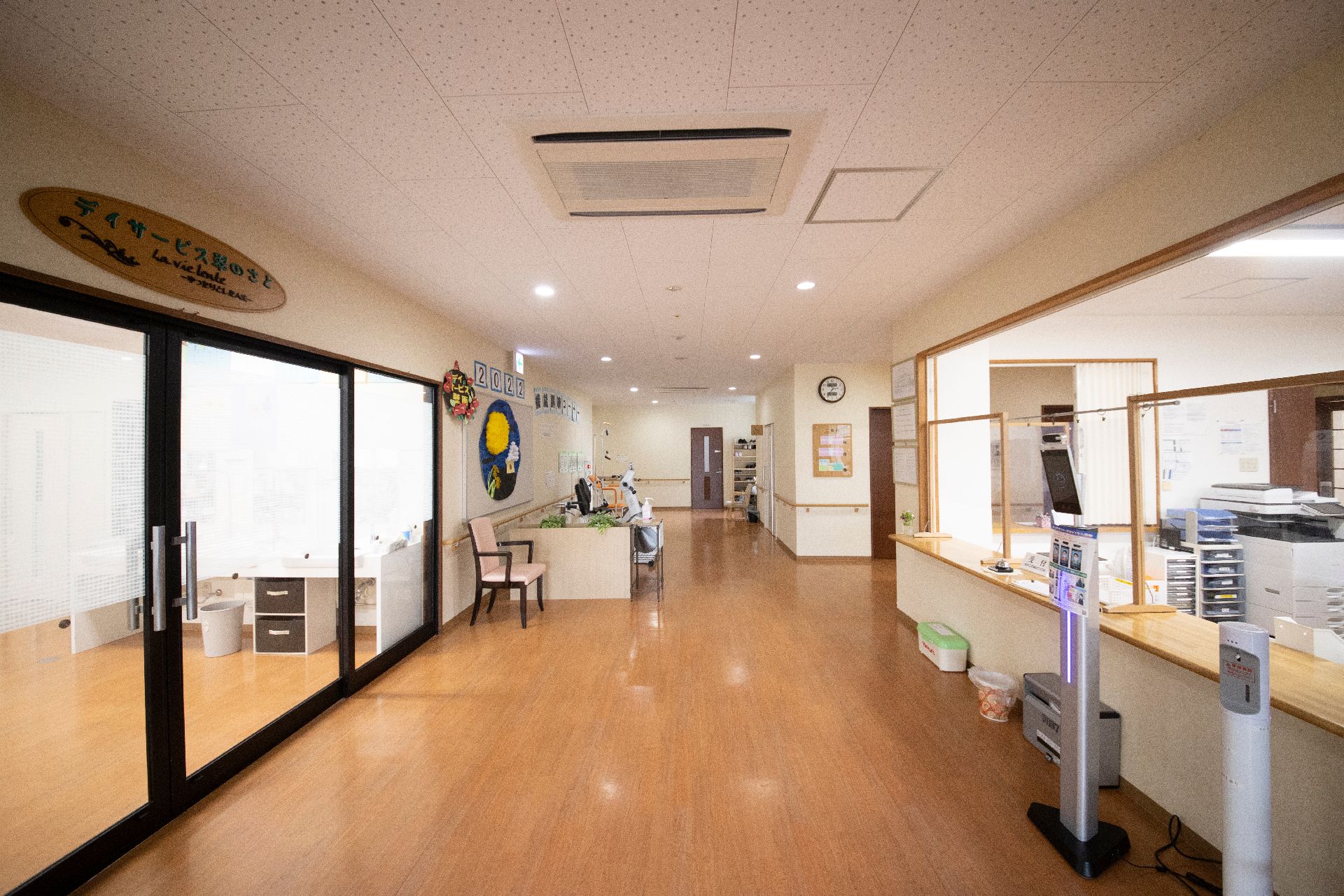 玄関から入ってすぐ横にあり、初めて来館した人にもわかりやすい受付カウンター