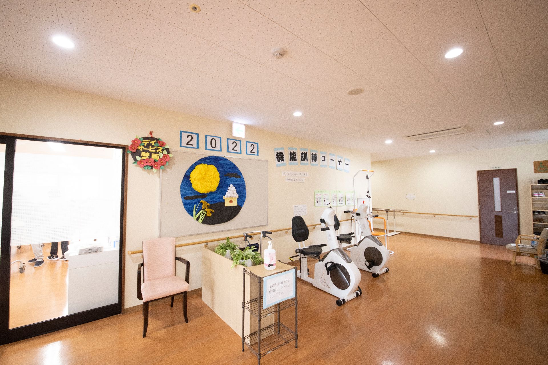 段差がなく、手すりが取り付けられているバリアフリー化された廊下