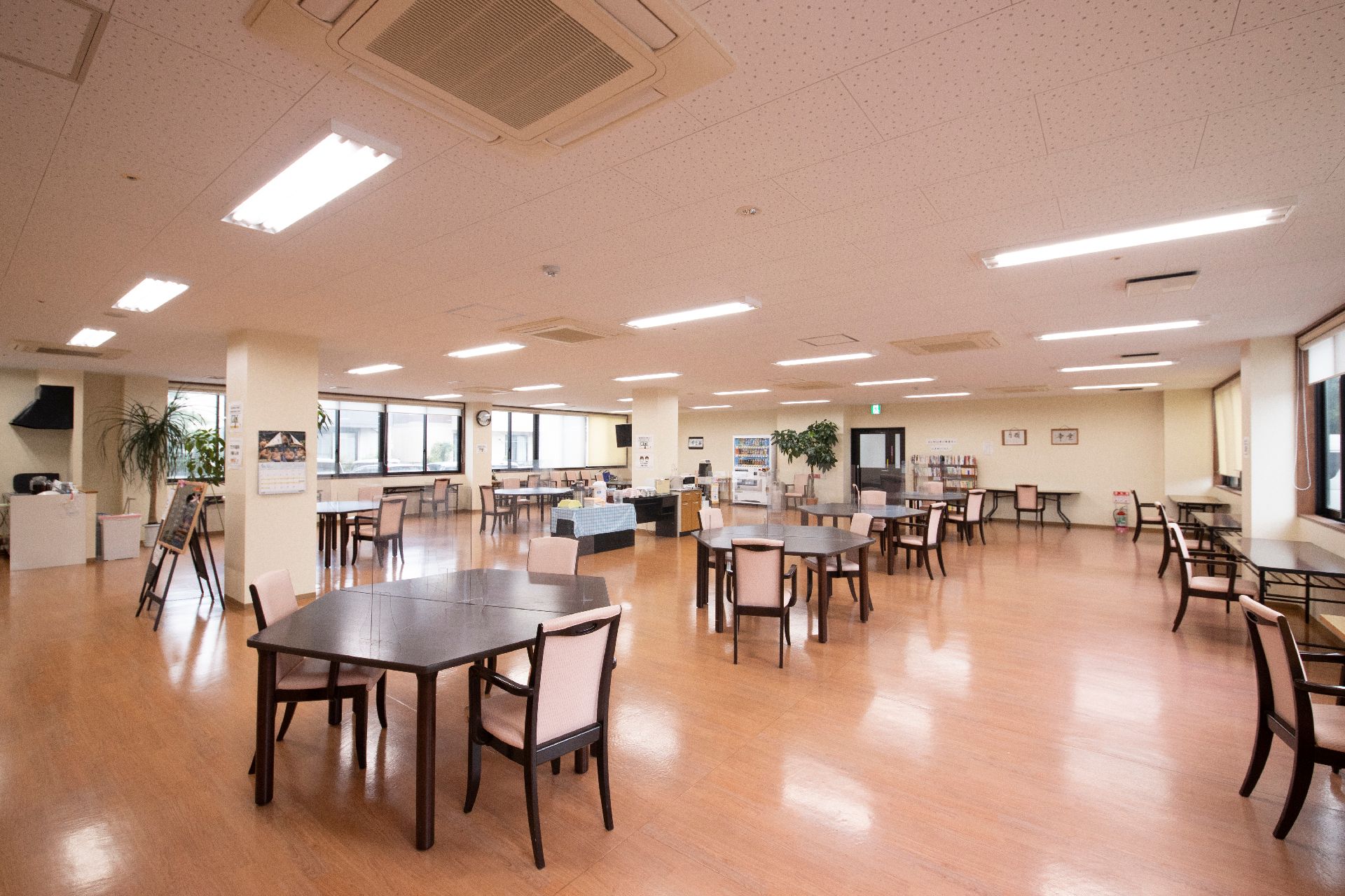 スペースが広く、入居者が集まって会話を楽しめる共有スペース