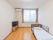 部屋には、電動式のベッドが設置されている。大きな窓があり、とても明るい。専用のエアコンが設置されている。
