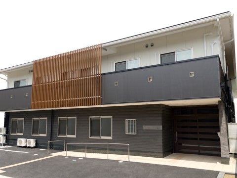 １階部分がグレー、２階部分が白色のツートーンの外壁である。木製ルーバーが取り付けられており、モダンな雰囲気の建物となっている。