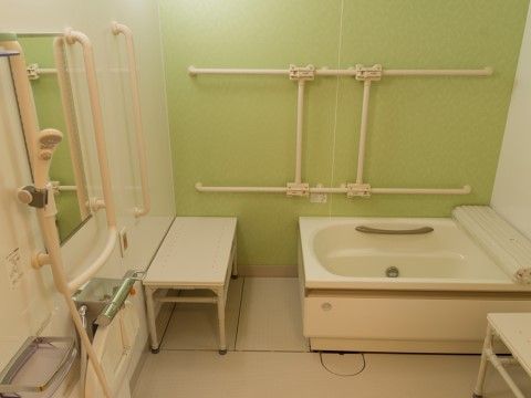 シャワーと浴槽周りに手すり、浴槽内にハンドグリップが取り付けられている。浴室内には物を置ける台が２つある。