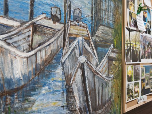 壁に飾られた絵画やボード