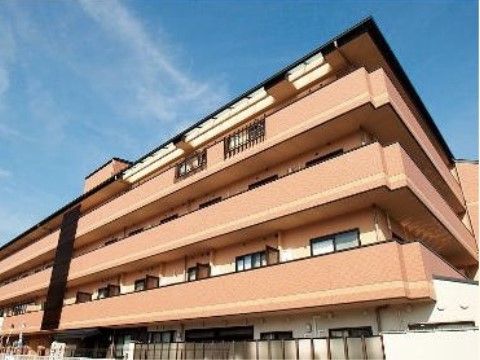 施設の外壁の色は明るいレンガ色であり、地上４階建てである。全室に日当たり良好のベランダが設置されている。