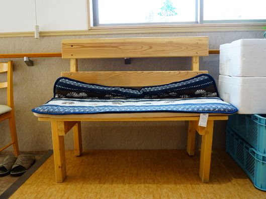 玄関に置かれたベンチ