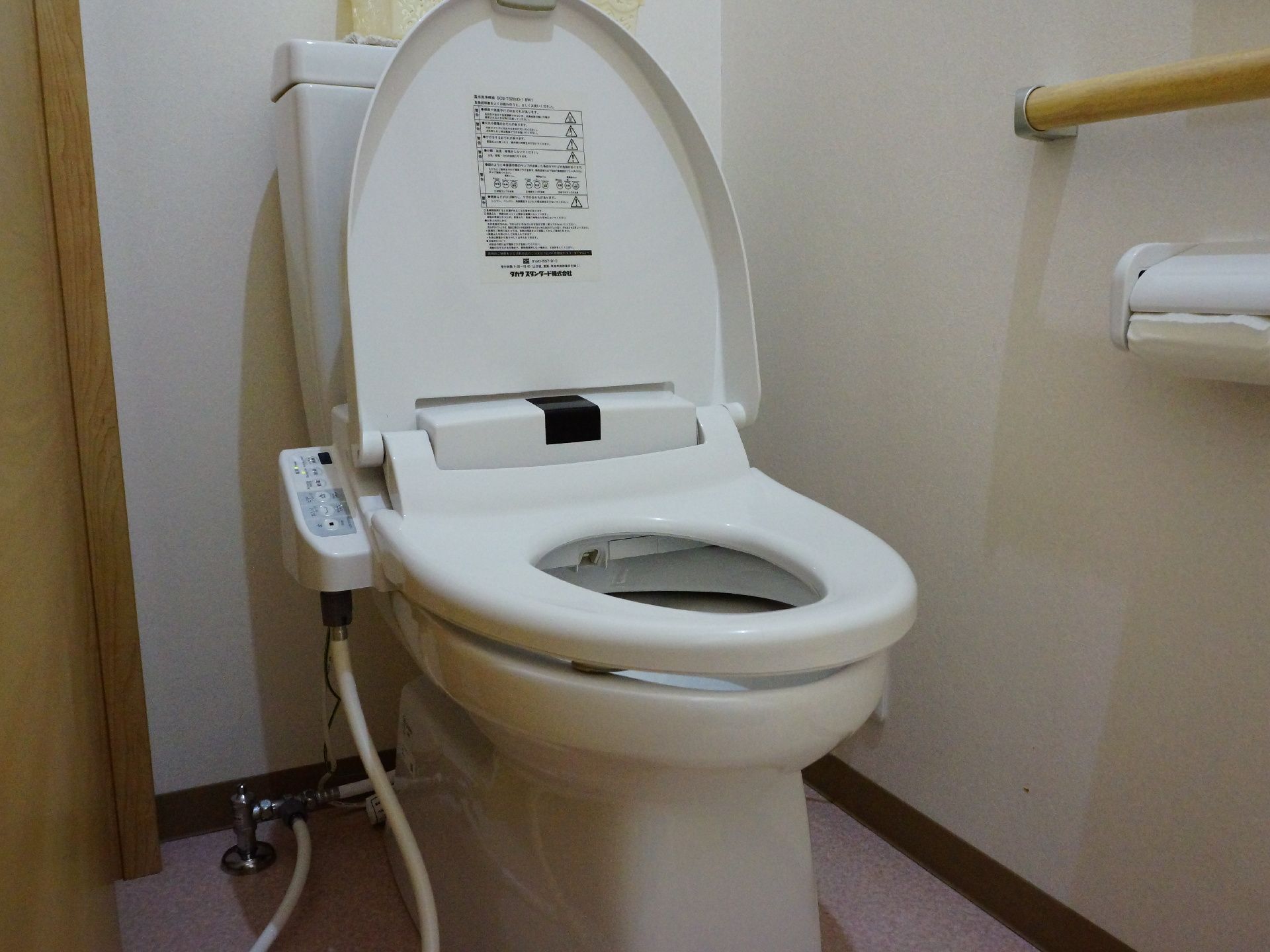 全室個室で、全居室にシャワートイレが設置してある。手すりもあり使いやすい。操作パネルもシンプルで分かりやすい。
