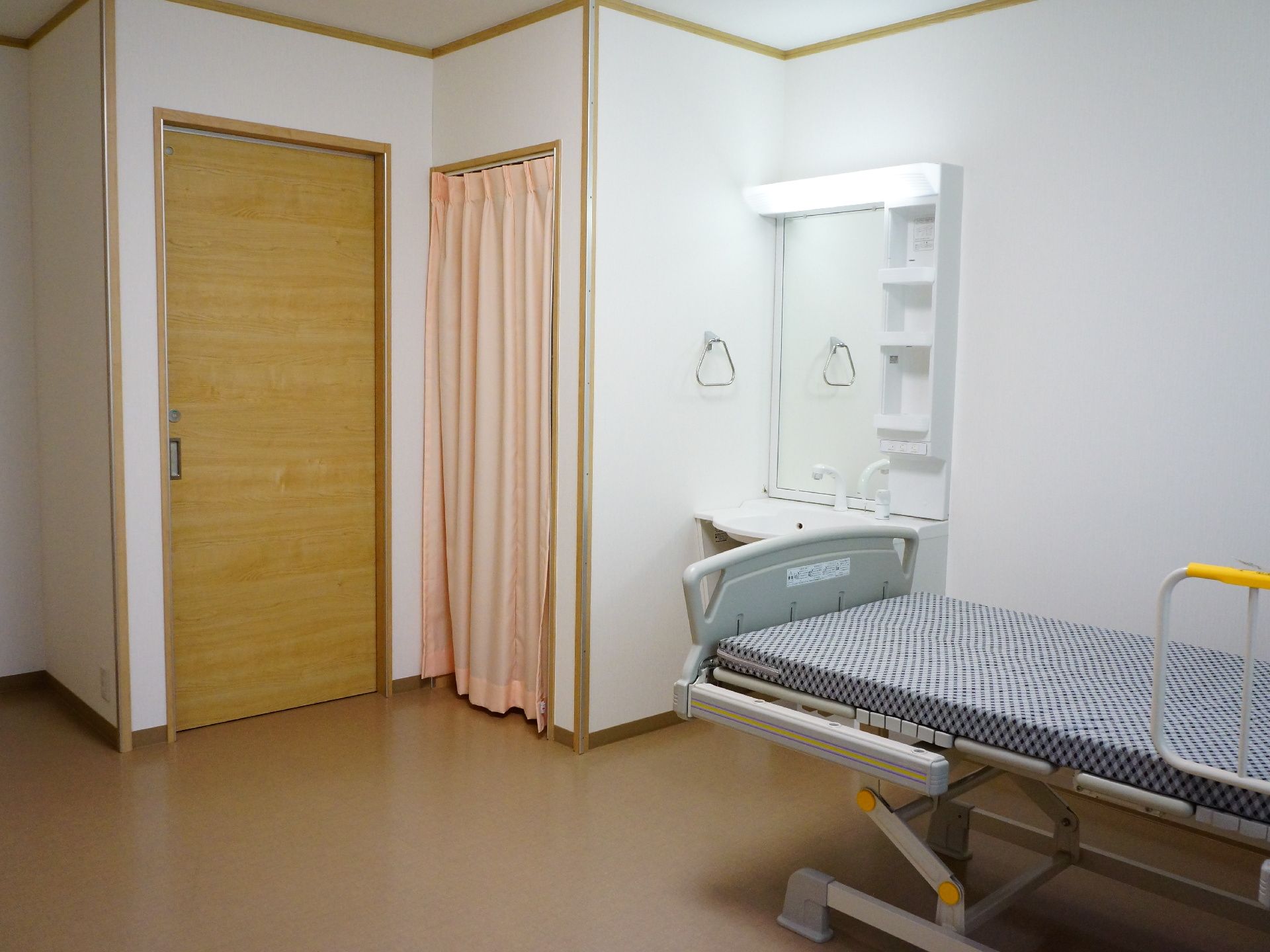 全室収納棚がついている洗面台が備え付けられており、カーテン奥には服が収納できるクローゼットも設けられている。