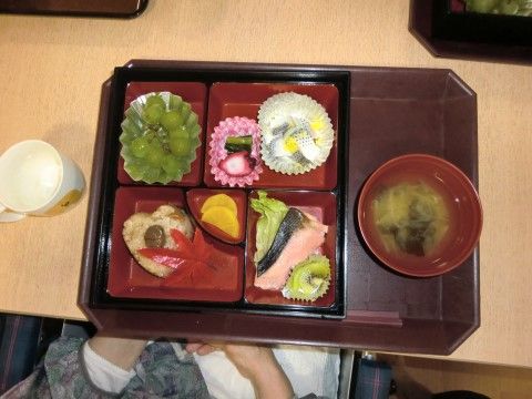 焼き魚や炊き込みご飯などが並べられている食事の一例