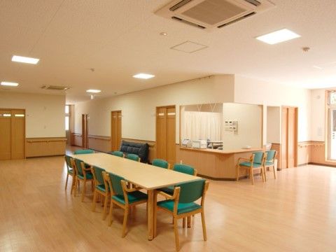 部屋の中央に長さのあるテーブルと椅子を配置している。床は段差や凹凸がなく、滑らかなフラット構造になっている。