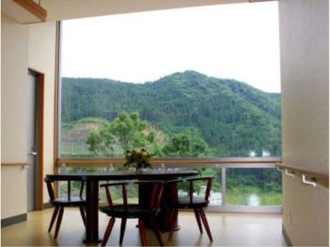 山を眺めながら談笑できる場所に、テーブルセットを設置している。廊下で会った入居者様としばらく会話が楽しめる場所である。