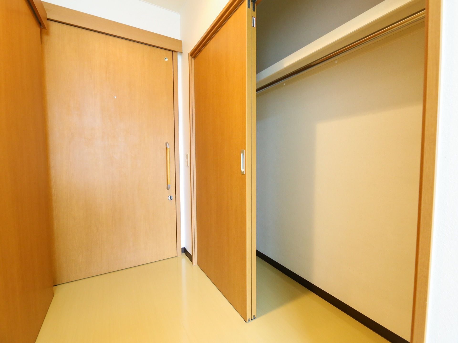 居室内にはバリアフリー仕様のクローゼットが完備されている。広さが十分にあり、洋服を掛けるポールが取りつけられている。