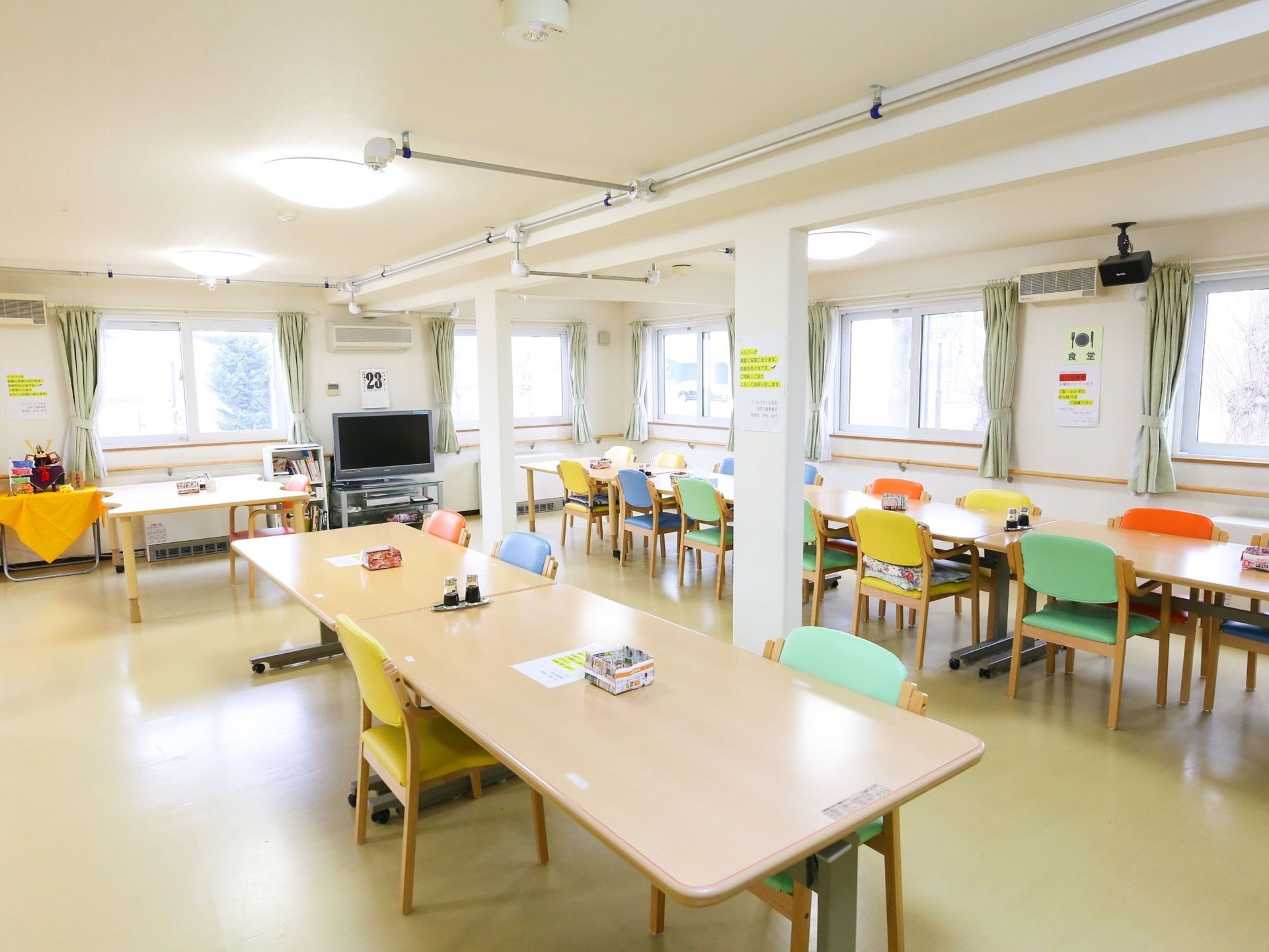 広々とした明るい食堂である。カラフルな椅子が楽しい気分にさせてくれる。大型液晶テレビやスピーカーが完備されている。