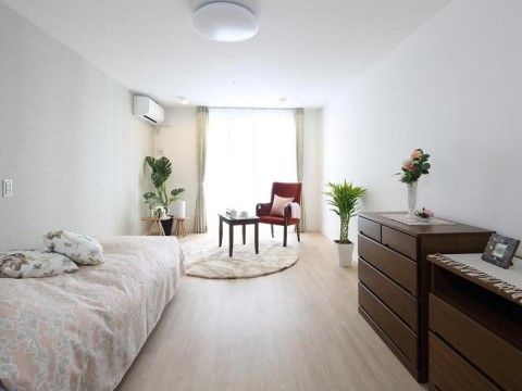 奥行きの広い明るい日差しの差し込む居室では、くつろいで生活できるようお気に入りの家具を配置することができる。