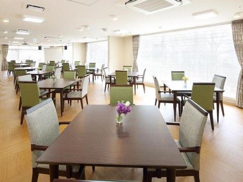 大きな窓に囲まれた明るいダイニングルームでは、外の景色を眺めながら食事をとることができる。季節の移り変わりも感じることができる。