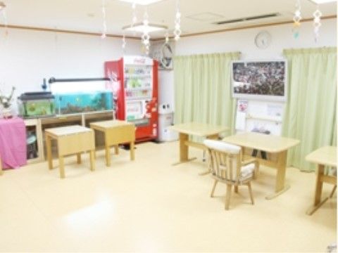 自動販売機の横にアクアリウムが飾られている共有スペース