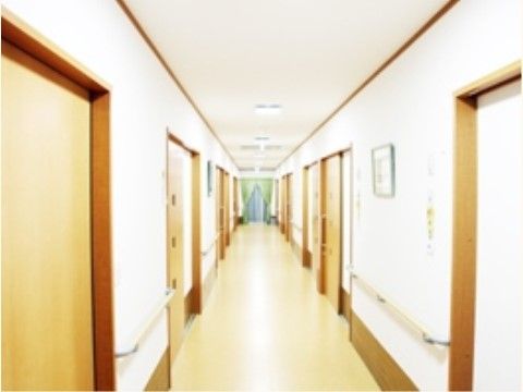 両側に各居室へ続くドアが並んでいる真っ直ぐ伸びた廊下