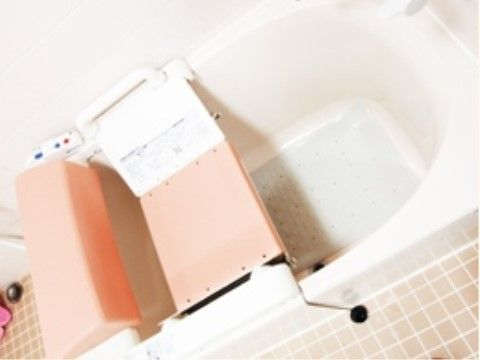 浴槽に直接介護入浴用の設備が取り付けられている浴室