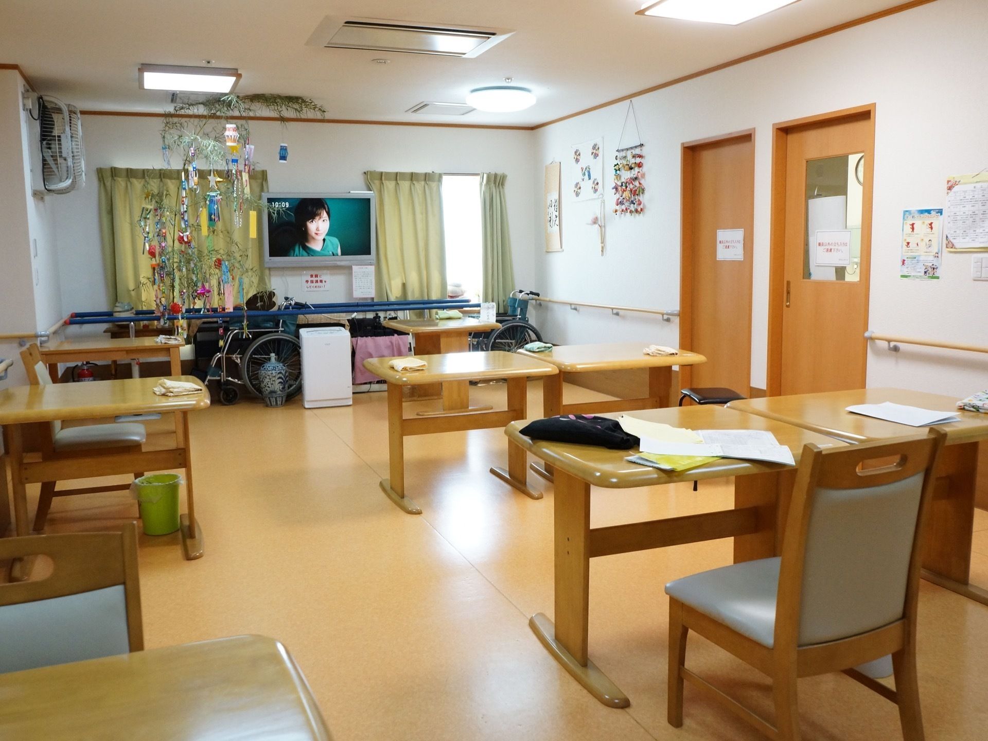 リビングとして使用される共有スペースである。角を丸くしたダイニングテーブルを置き、接触時のケガを防止している。