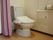 車椅子での使用をしやすいように、トイレは扉ではなくカーテンで仕切っている。ナースコールや手すりを設置し、安全に利用することができる。