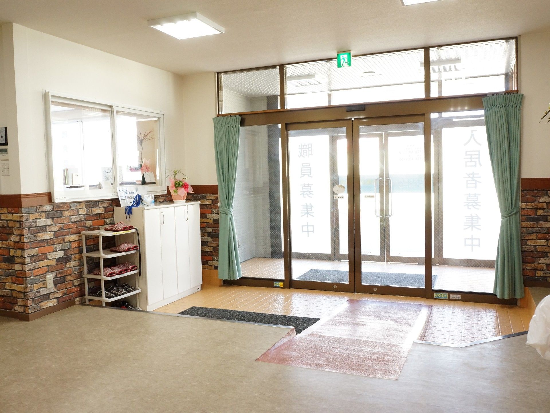 ドアが2重になっているエントランス。車いす用のスロープがついている。