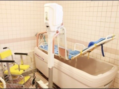 リフトが付いた機械浴槽。シャワーチェアなどの介助器具も充実している。