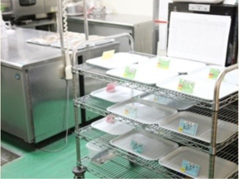 入居者様の食事を配膳するためのトレイが並んだワゴン