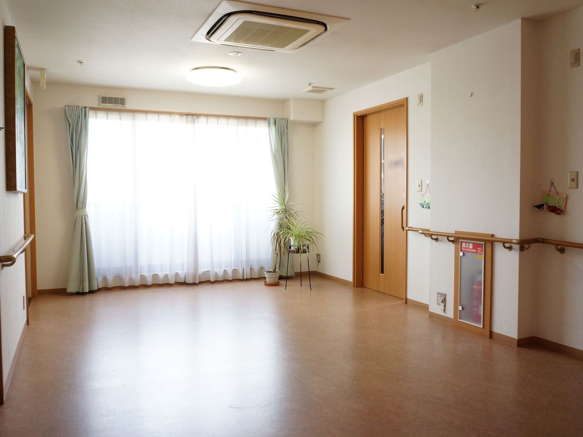 ホールのように幅の広い通路となっており、手すりも設置されている。大きな窓からは陽の光がたっぷりと入り込んできている。