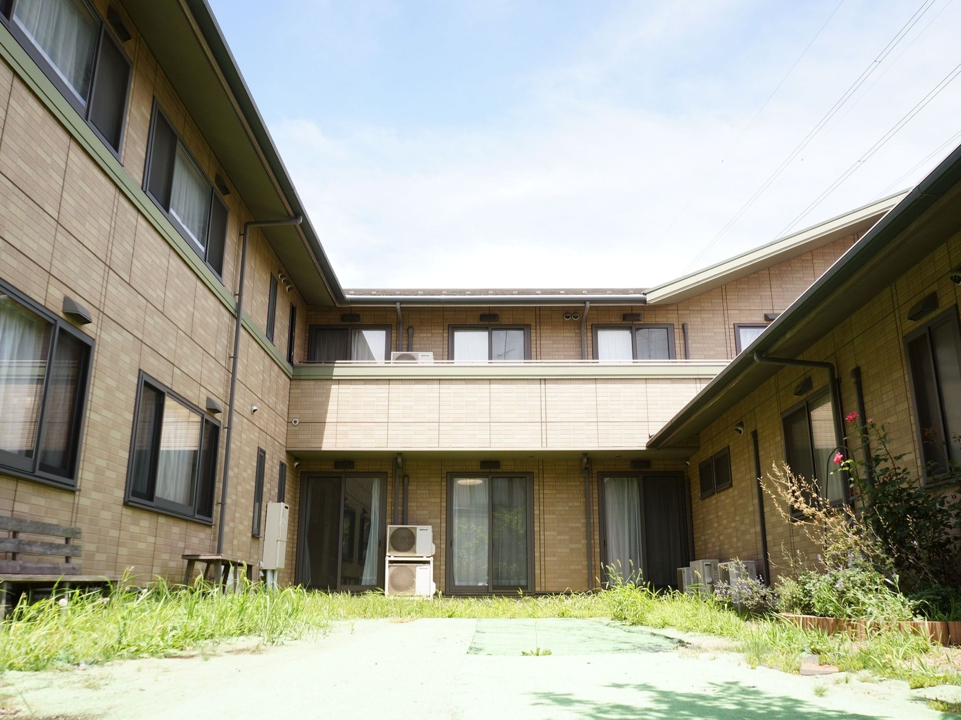 中庭には花壇があり自然を楽しむことができる。ベンチも置かれているため、休憩スペースとして使うことも可能。