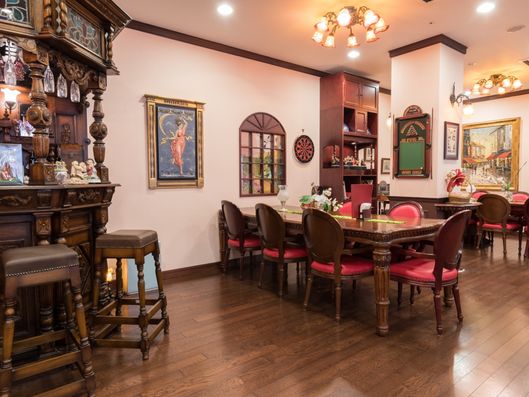 カフェ&バー「レッドエイト」