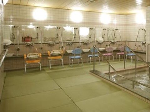 床が滑らないように畳を採用している。洗い場が多く、一度の多くの人が身体を洗うことができる。シャワーチェアが４脚ある。
