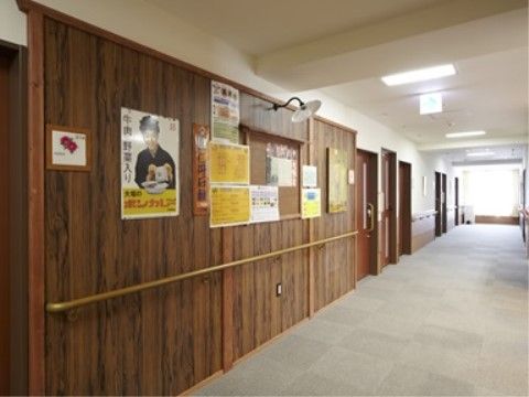 廊下は広くスペースが確保されており、お体の不自由な方もゆったりと移動することが可能である。居室のドアには手すりが付いている。
