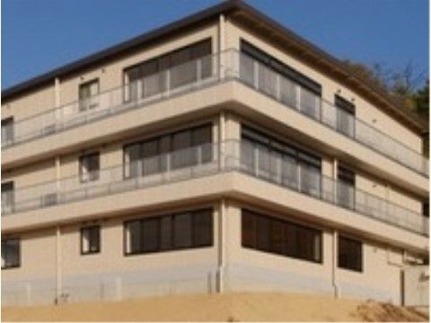 ３階建の新築で、周囲より高い場所にあるので見晴らしがいい。窓が大きく、周囲にはベランダが付いている。