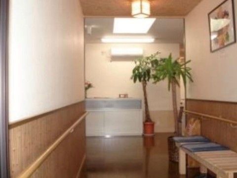 廊下には、座って休憩していただける、ベンチを設けている。お話をするスペースとしてもご活用いただける。