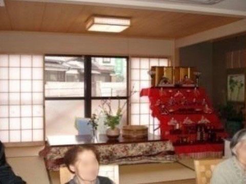障子扉の前にお雛様の７段飾りが飾られている畳敷きの部屋
