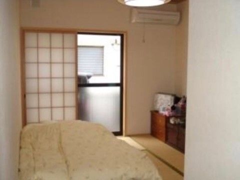 コーヒーを飲みながら、椅子に座って新聞を読んでいる男性