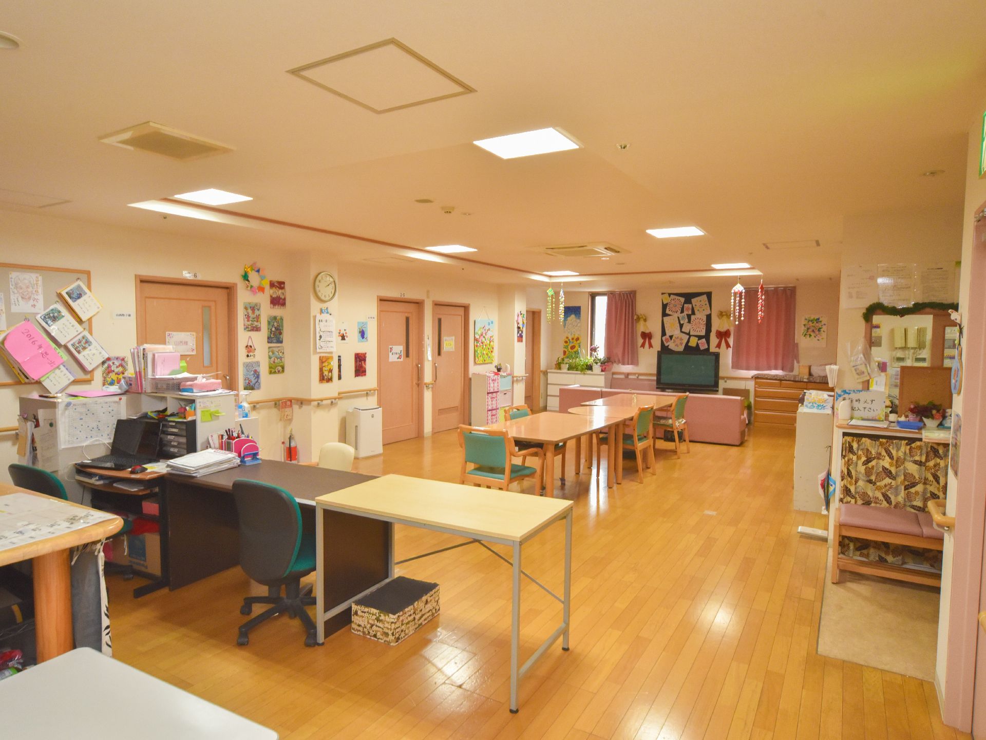 ソファーやテレビ、ダイニングテーブルが備わった共同スペースには、スタッフが事務的な作業をするスペースも確保されている。