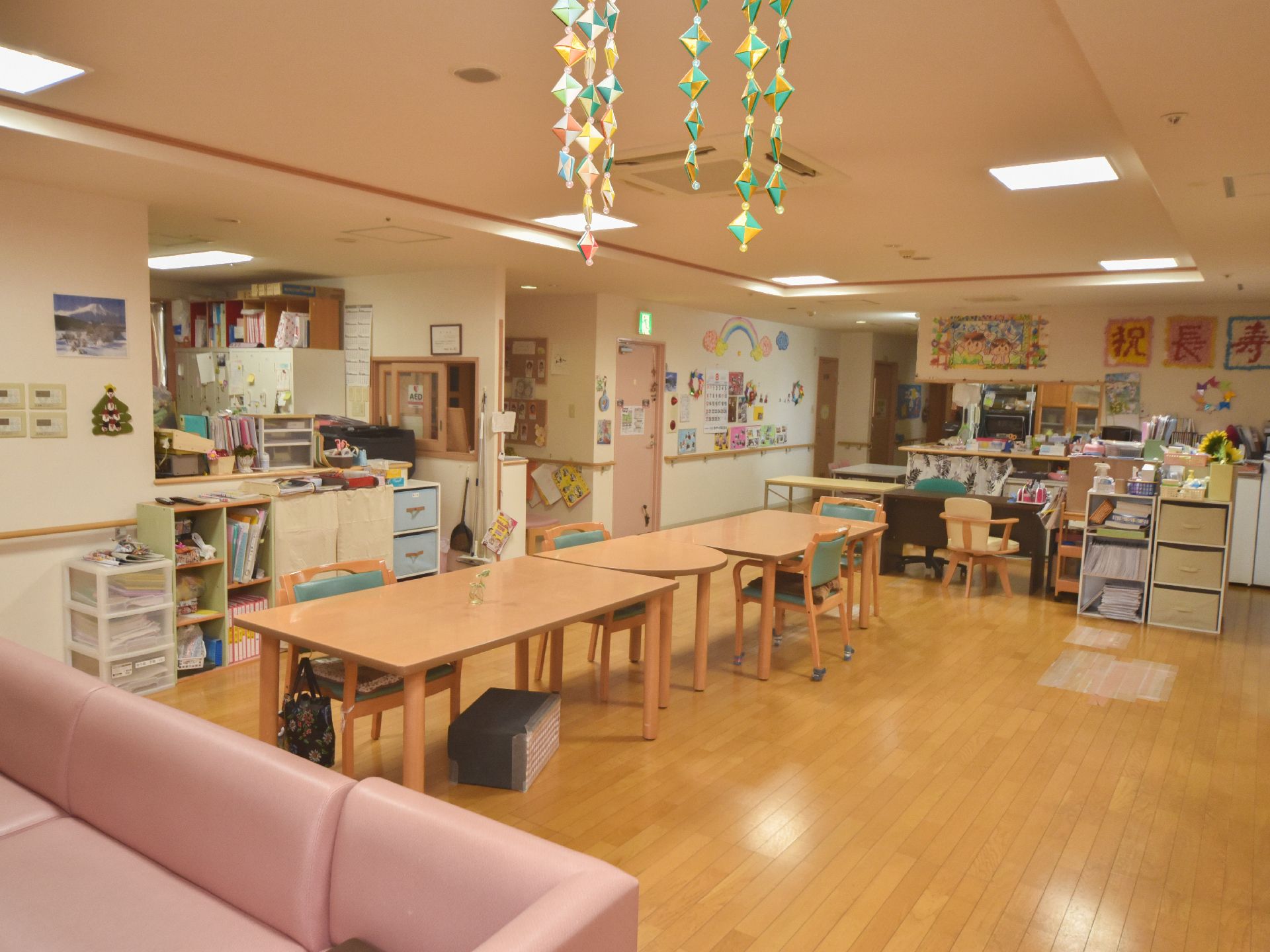 広々としたリビングルームにはテーブルと椅子のセットの他に、快適なソファも設けられている。事務所と通路の間には仕切りがない。