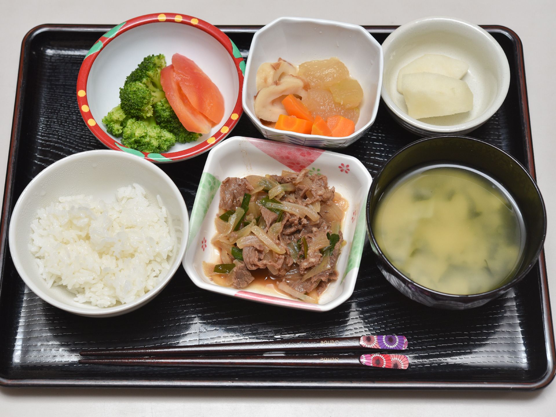 お膳に乗せられたこの日の食事は、ご飯とお味噌汁に加えておかずが3品とさらにフルーツが用意されている。