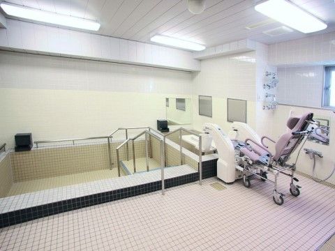 ゆったりした清潔な浴室